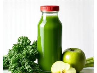 Jus perahan segar sayuran hijau dan epal