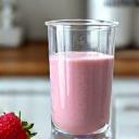 Blender kaca berisi smoothie, di latar belakang kolagen dalam balang